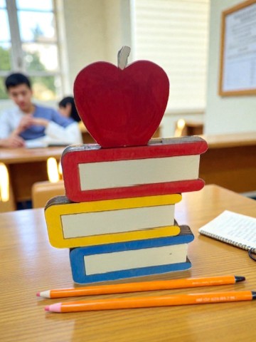 Apple Books Gift Card Holder – Teacher Gift Card Holder – Teacher Appreciation Gift – End of Year Teacher Gift