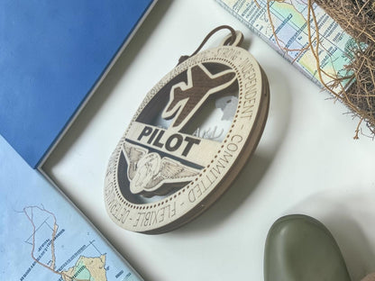 Wooden pilot gift card holder for aviators: round medallion ornament in natural or stained wood